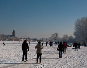 Schaatsen op de uiterwaarden, Deventer  (c) Henk Melenhorst : Deventer toren, sneeuw, winter, schaatsen